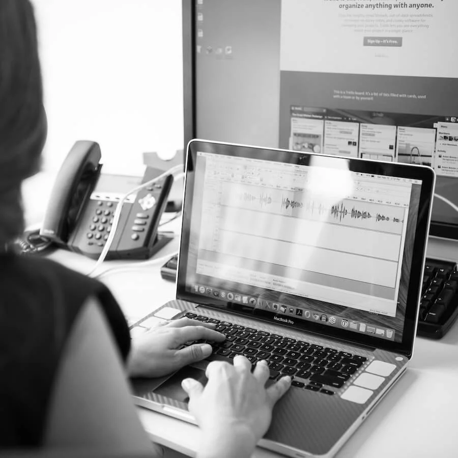 Schwarz-weiß Bild von einer Frau am Laptop