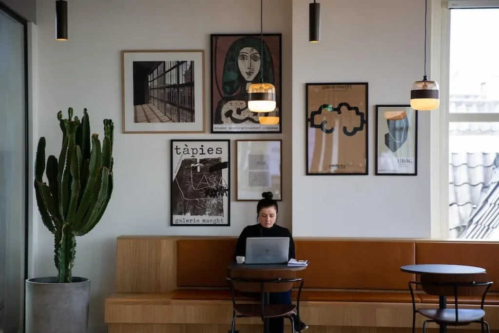 Frau sitzt in einem Kaffee am Laptop