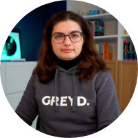 Jessica Lyschik im Greyd Pullover