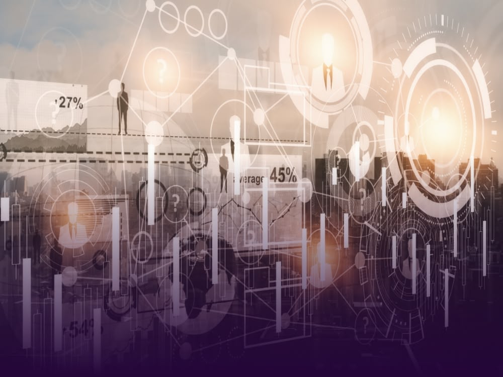 Eine futuristische digitale Überlagerung mit Datenvisualisierungen, Balkendiagrammen und menschlichen Silhouetten, die durch Netzwerklinien verbunden sind, über einer verschwommenen Stadtlandschaft bei Sonnenuntergang.